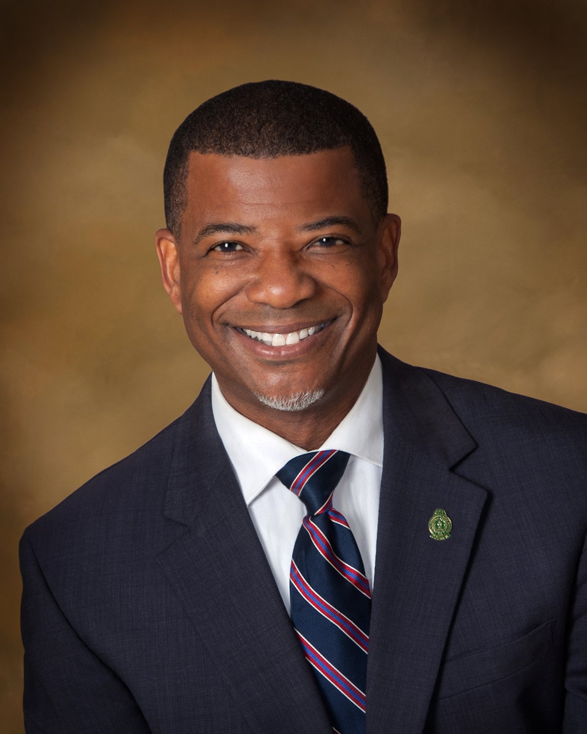 Concejal Hugh Holston: Estoy en una posición única para defender el desarrollo económico de Greensboro Concejal Hugh Holston: Estoy en una posición única para defender el desarrollo económico de Greensboro