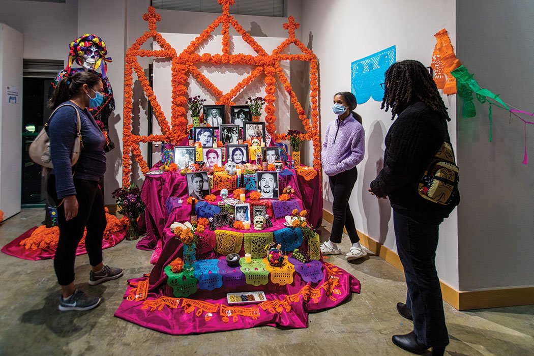 Altares del “Día de Muertos” de Casa Azul podrán verse a partir del 1 de noviembre en el Centro Cultural de Greensboro Altares del “Día de Muertos” de Casa Azul podrán verse a partir del 1 de noviembre en el Centro Cultural de Greensboro