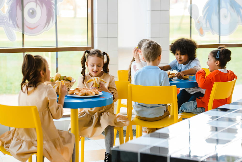 Gobernador Cooper anuncia el programa SUN Bucks para luchar contra la inseguridad alimentaria de los niños en edad escolar Sun Bucks