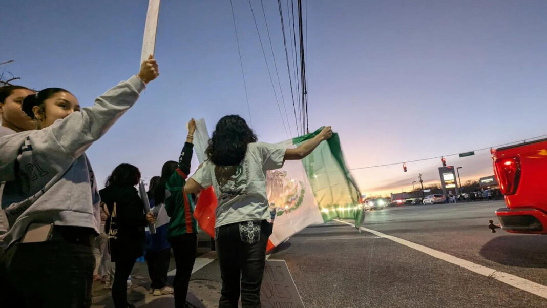 Cientos de manifestantes protestan en Greensboro contra las medidas antimigrantes de Trump Greensboro Protest