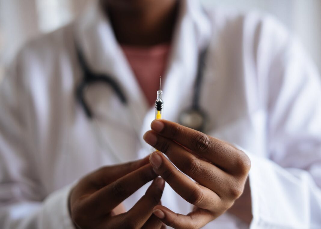 Carolina del Norte refuerza medidas sanitarias ante posible brote de sarampión Person Holding Injection