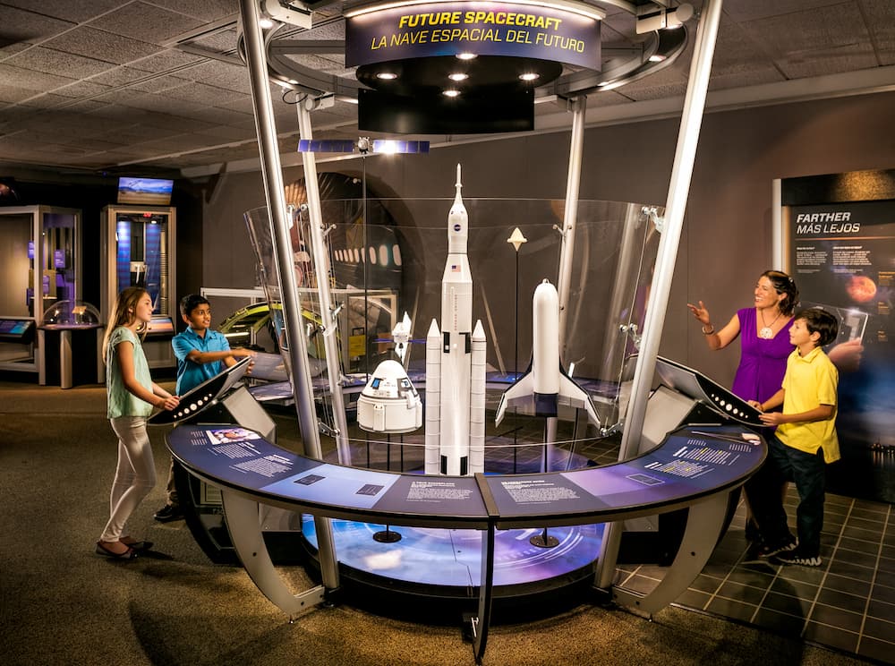 Centro de Ciencias de Greensboro invita a explorar el cielo y más allá con su exhibición interactiva sobre el vuelo Greensboro Science Boeing Exhibition