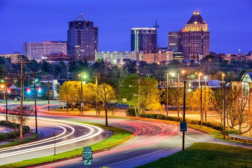 Perfil de los candidatos a alcalde y concejal que se enfrentan en las elecciones de noviembre Greensboro City Nightscape
