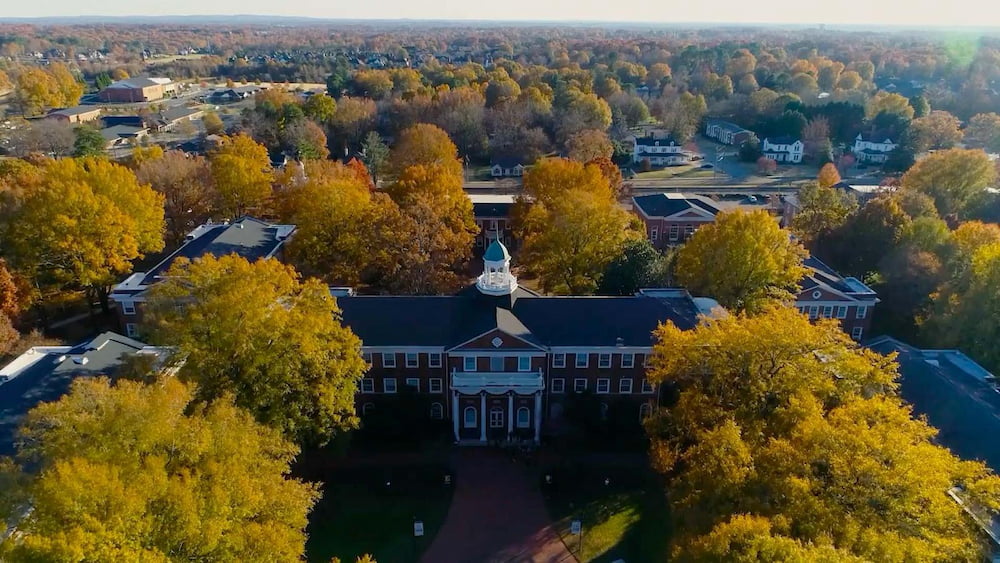Aumentan becas para estudiantes de secundaria de bajos ingresos en Elon University Elon University