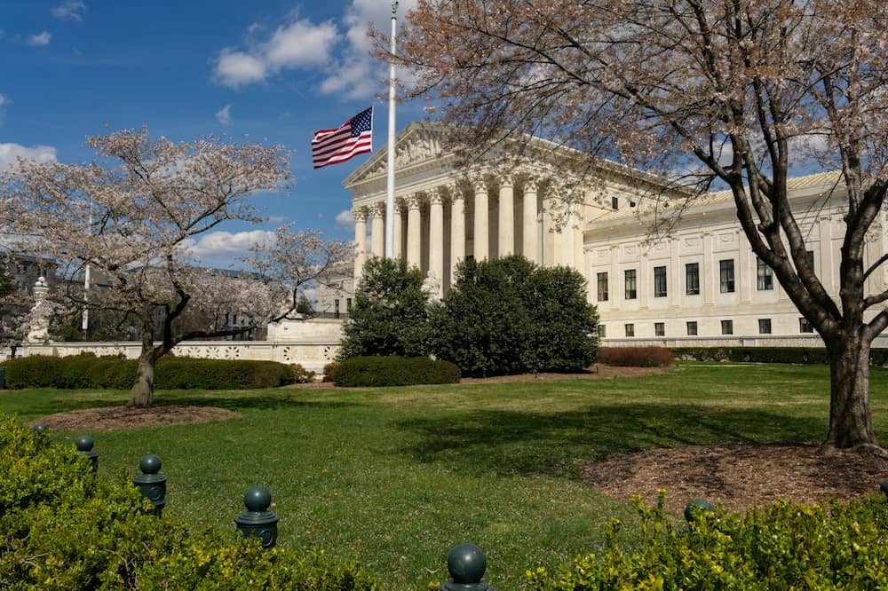 Escepticismo en el Tribunal Supremo sobre propuesta de Trump de limitar la ciudadanía por nacimiento Birthright USA