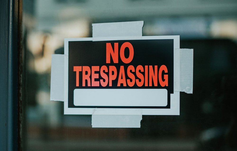 El costo oculto de las redadas migratorias: negocios vacíos y una economía golpeada por el miedo No Tresspassing