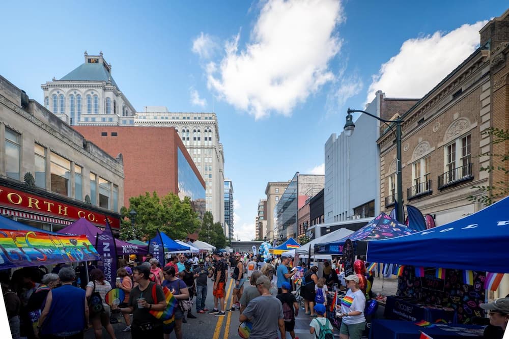 IMPAQT GSO: 20 años de Orgullo se celebran en el centro de Greensboro Pride Parade 2026